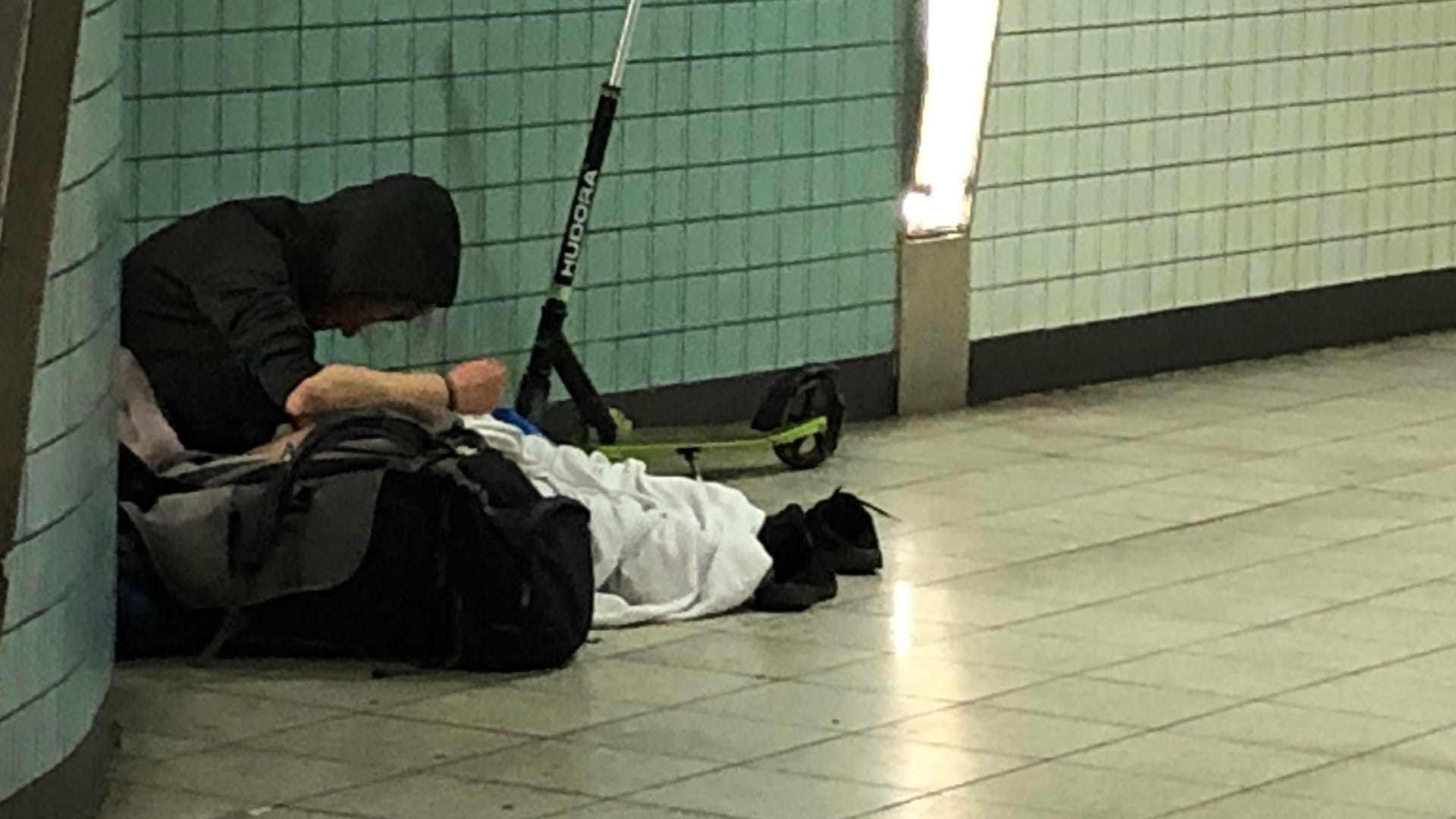 Der Appellhofplatz in Köln: Ein Drogenabhängiger setzt sich in der Zwischenebene eine Spritze.