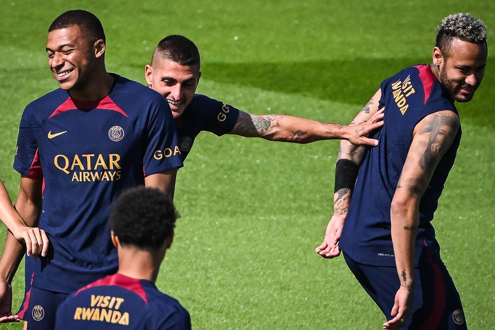 Kylian Mbappé (l.) und Neymar (r.): Die beiden spielen künftig wohl nicht mehr in einem Verein.