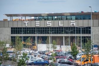 Teslas Werk in Grünheide läuft auch unter dem Beinamen "Gigafactory", doch ganz so gigantisch scheint es dort nicht zuzugehen.