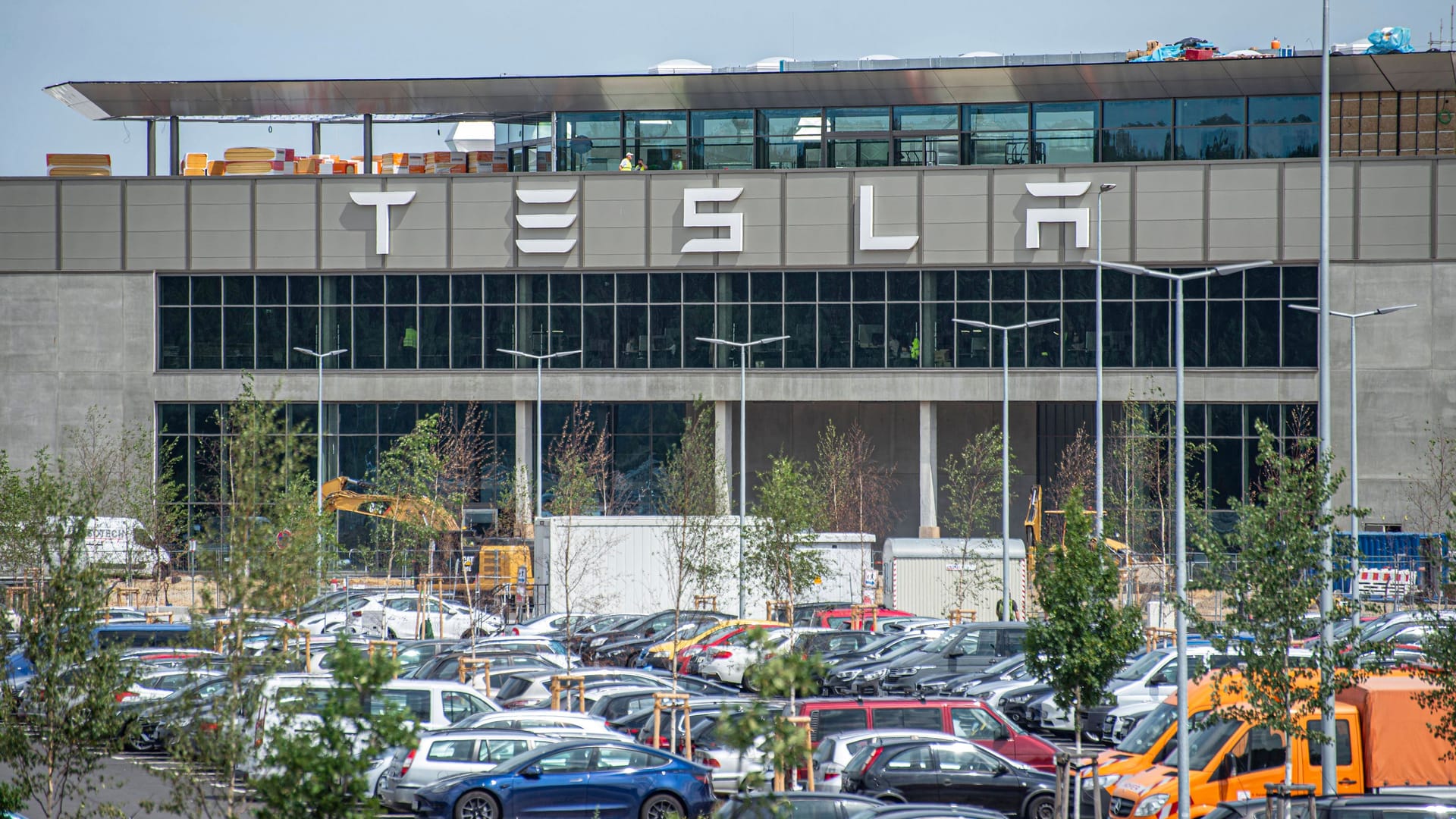 Teslas Werk in Grünheide läuft auch unter dem Beinamen "Gigafactory", doch ganz so gigantisch scheint es dort nicht zuzugehen.