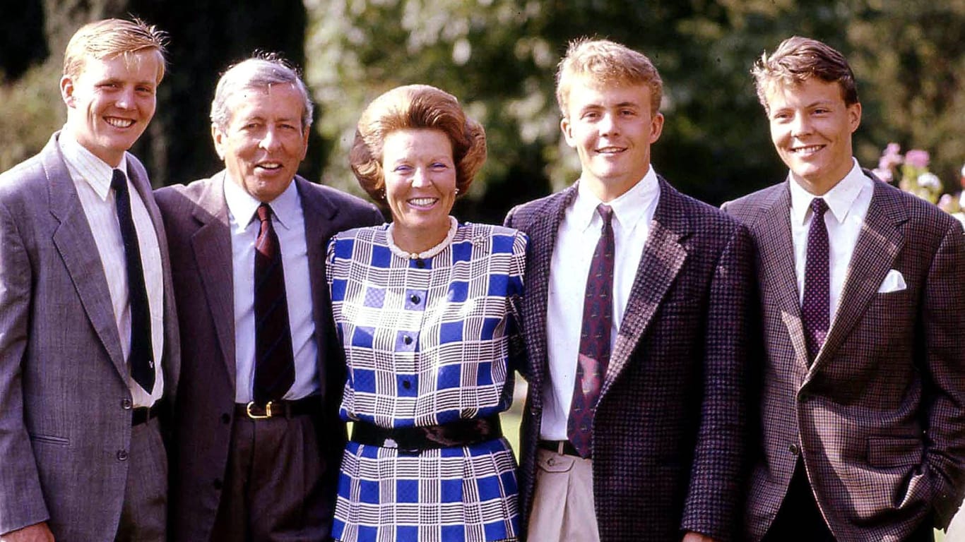 Königin Beatrix und König Claus mit ihren Söhnen Willem-Alexander, Johan Friso und Constantijn.