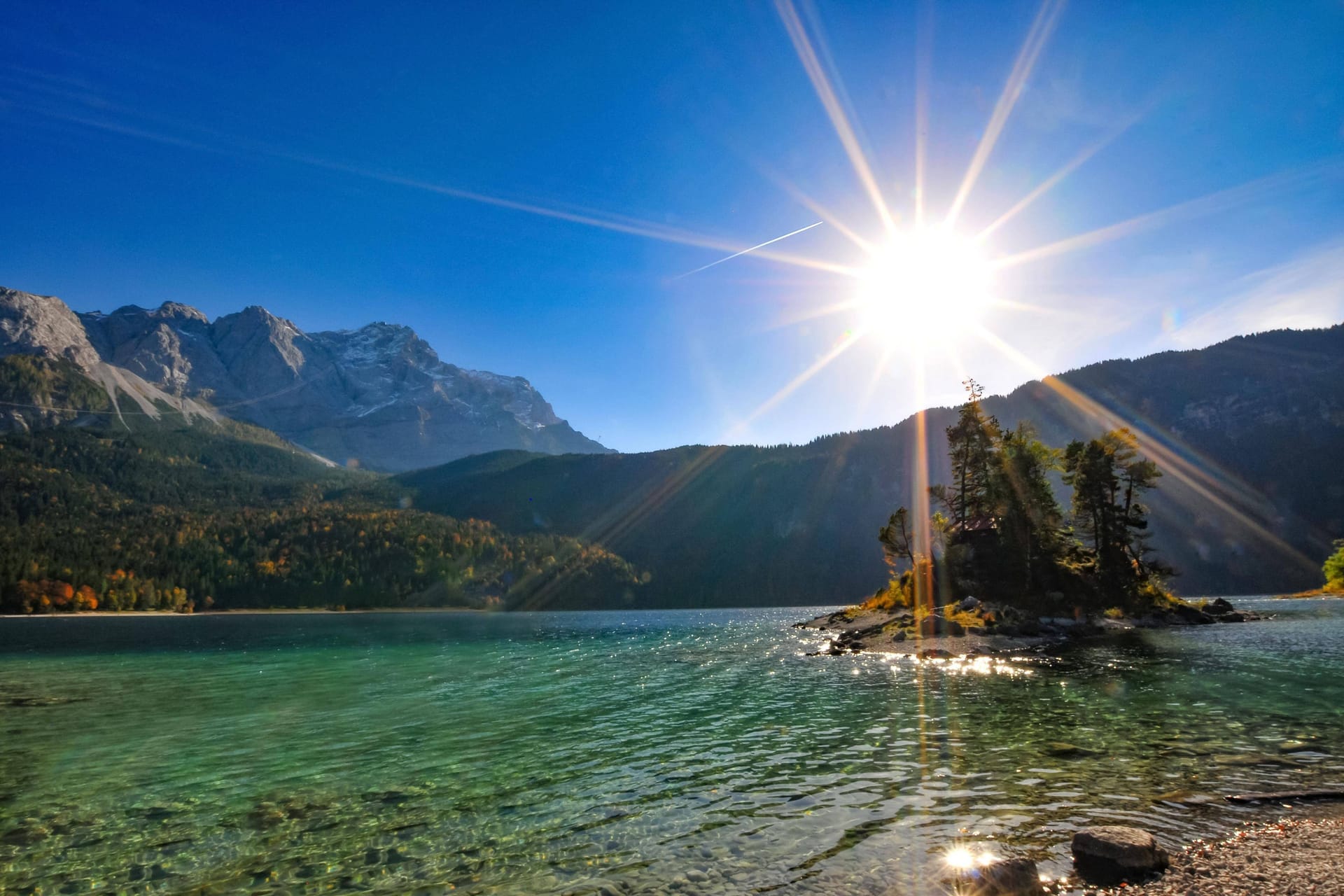 Der Eibsee in Grainau: Nicht immer muss es in der Ferienzeit weit weg gehen, um ein kleines Stück Paradies zu finden.