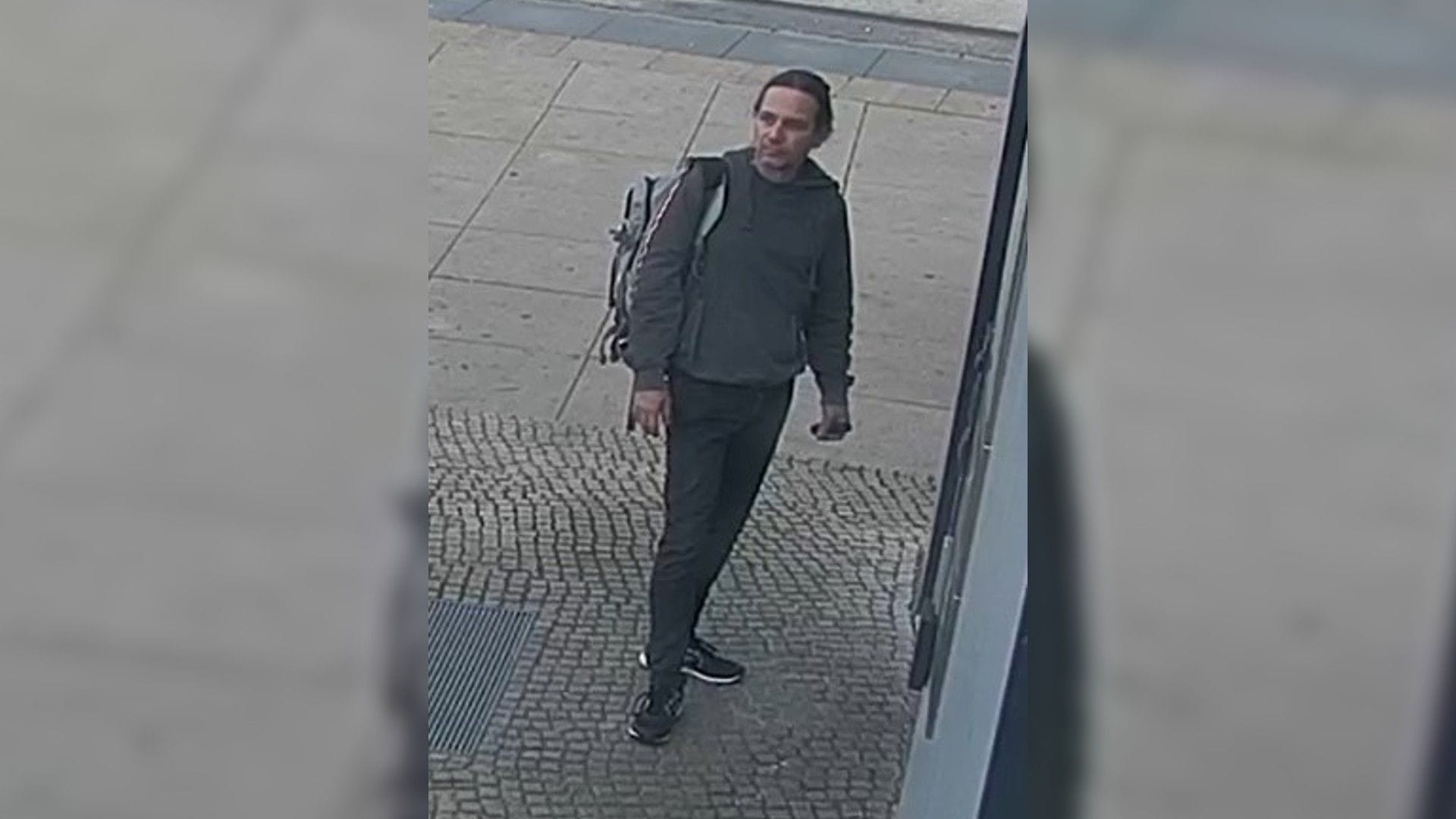 Der Tatverdächtige: Die Polizei bittet um Hinweise zu dem Mann.