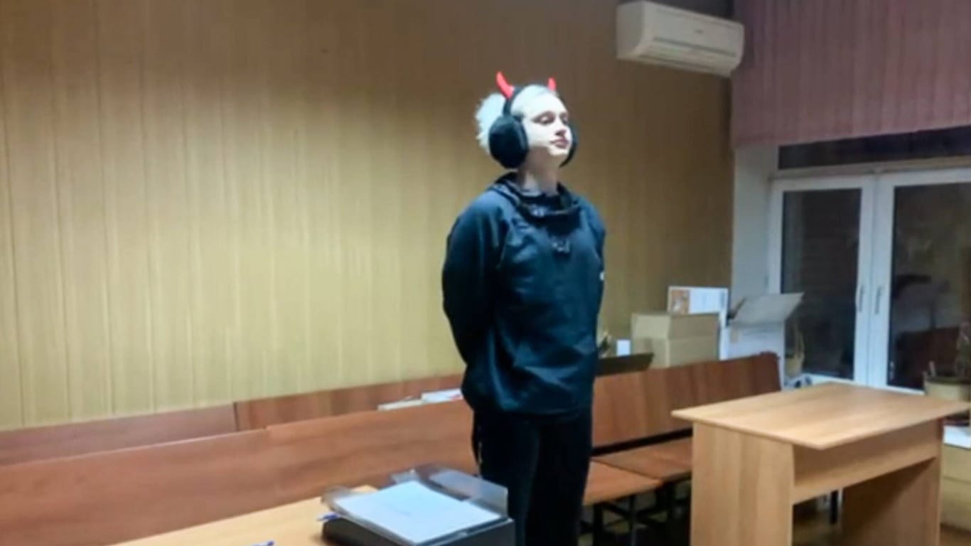 Der Tiktoker Nekoglai vor Gericht in Moskau (Archivbild): Der junge Mann hatte ein parodistisches Video über einen russischen Soldaten veröffentlicht.