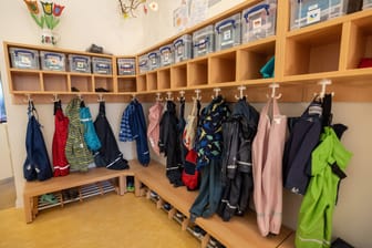 Mehrere Jacken hängen in einer Kita (Archivbild): Die Polizei ermittelt wegen des Verdachts der schweren sexuellen Missbrauchs an Kindern.