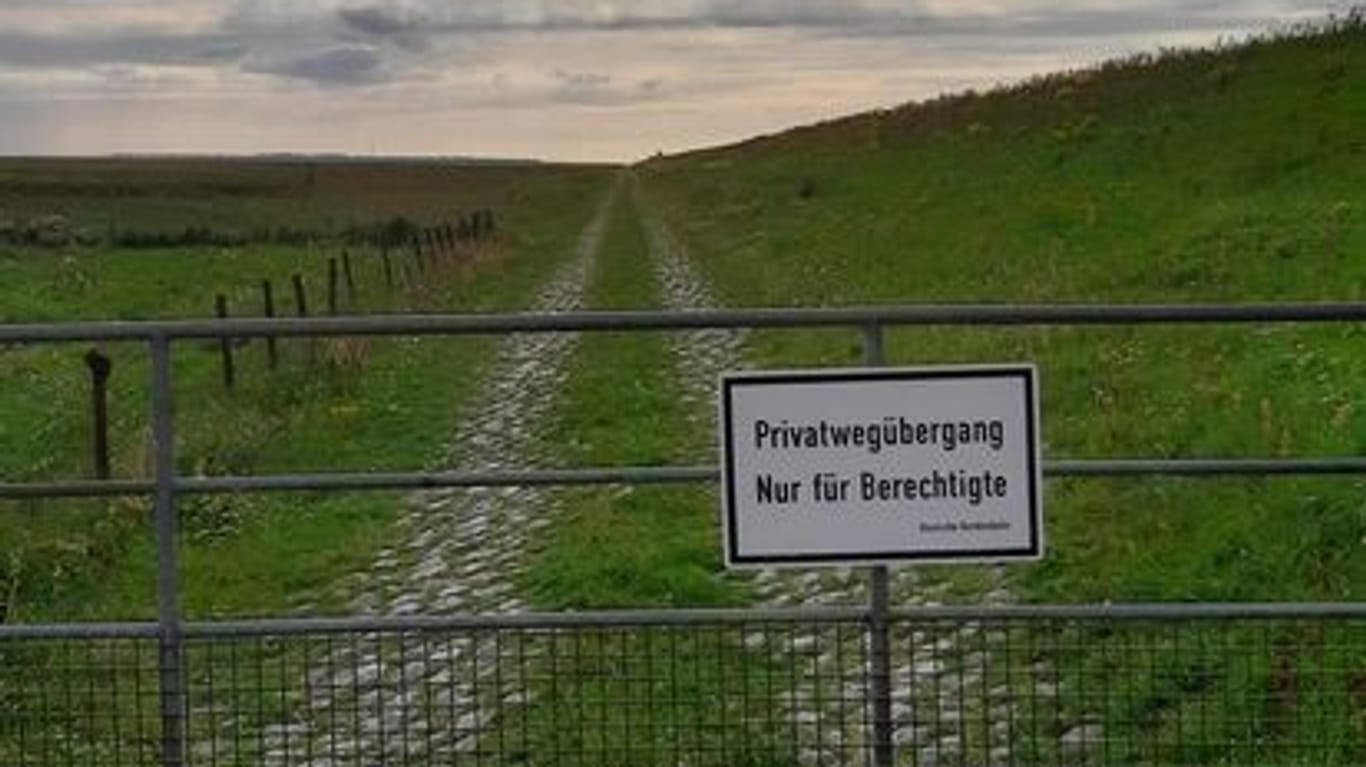 Betreten verboten: Der Bahndamm von und nach Sylt ist nur berechtigten Personen gestattet.