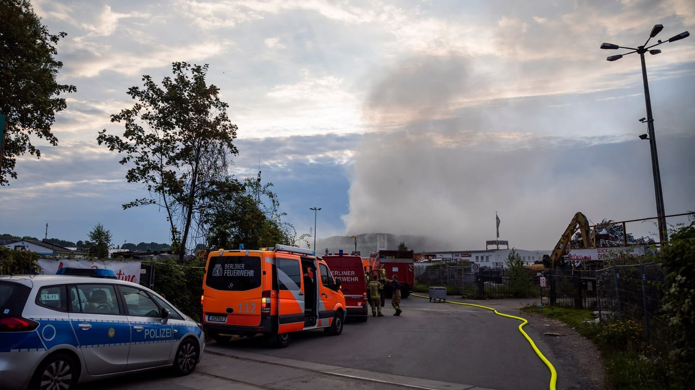 Berlin: In einer Halle eines Holz- und Baustoffrecyclingunternehmens in Berlin-Heinersdorf brennt es.