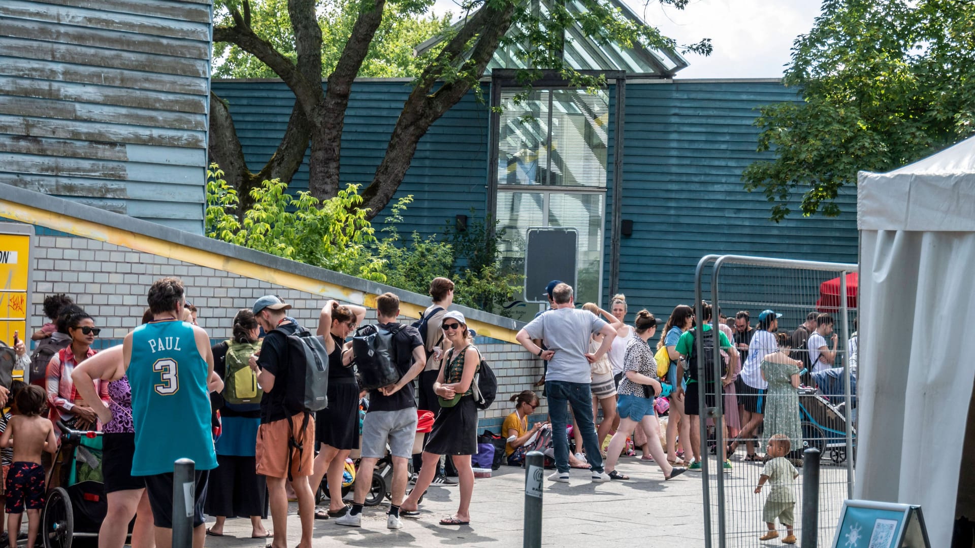 Warteschlange vor dem Columbia-Freibad in Berlin-Neukölln (Archivfoto): Das Bad gilt als einer der Gewalt-Hotspots.