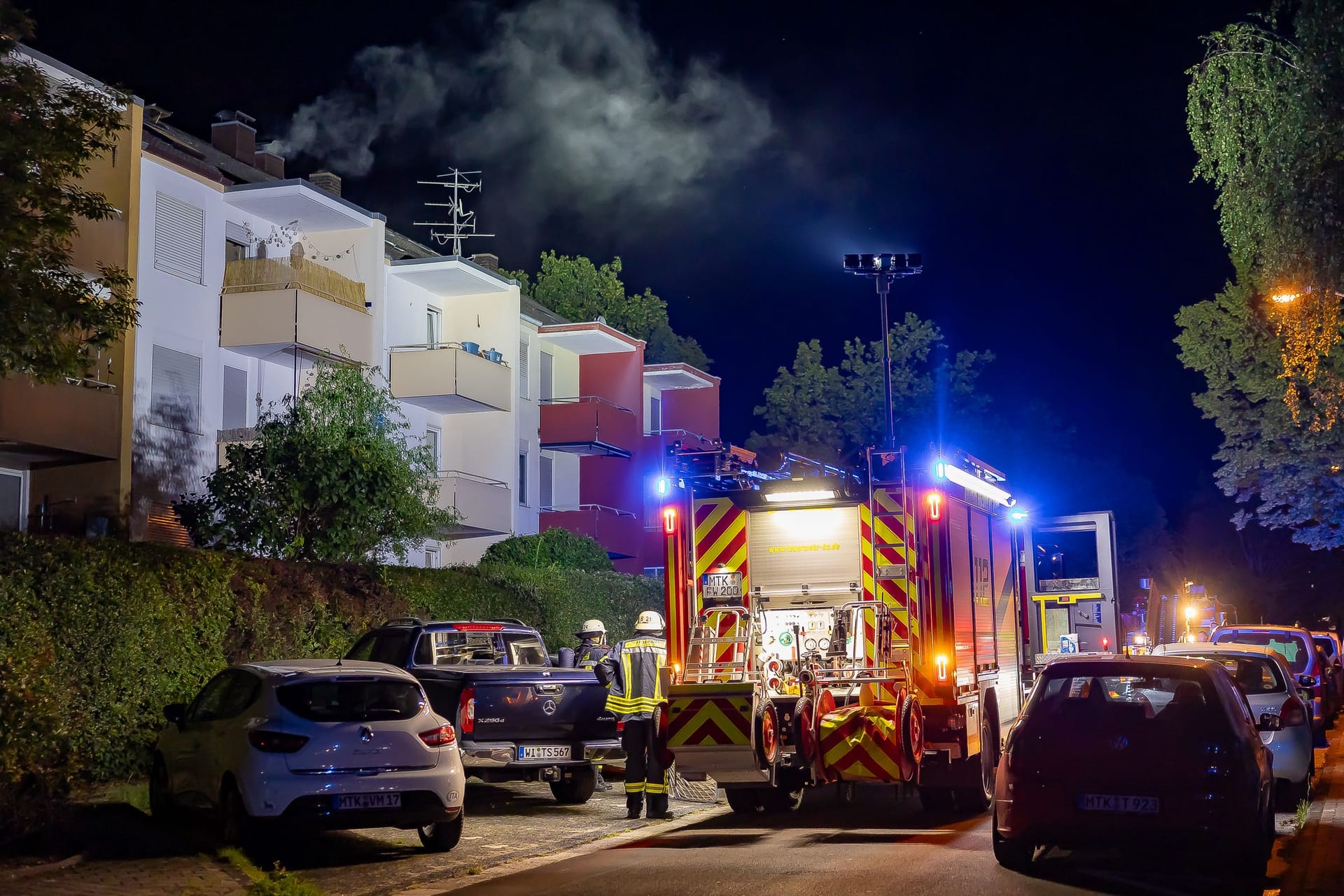 In Liederbach brach in der Nacht zu Dienstag ein Kellerbrand in einem Mehrfamilienhaus aus.