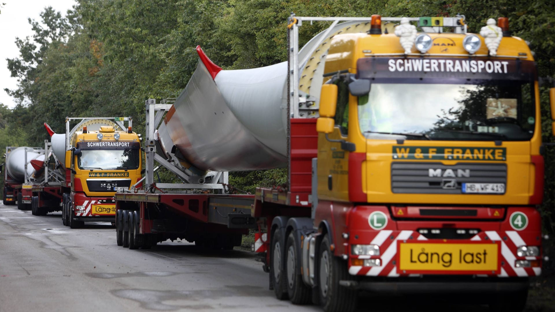 Schwerlasttransporter mit Windrädern auf den Ladeflächen (Symbolfoto): Bis mindestens zum Wochenende bleibe der Rastplatz dicht. Schwerlasttransporter mit Windrädern auf den Ladeflächen (Symbolfoto): Bis mindestens zum Wochenende bleibe der Rastplatz dicht.