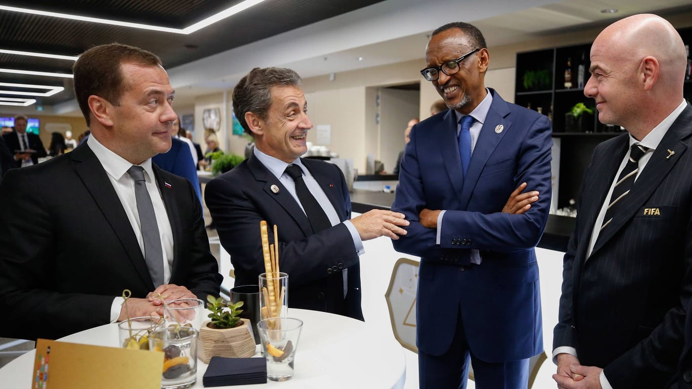 Schlecht gealtertes Foto: Fifa-Präsident Infantino, Kagame, der frühere französische Staatspräsident Nicolas Sarkozy und der damalige russische Premierminister Dmitri Medwedew (v. r.) im Jahr 2018.