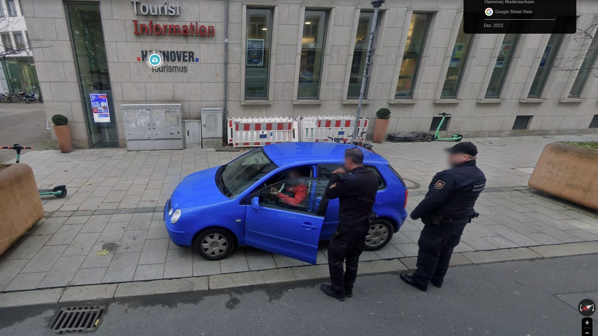 Zwei Beamte vom Ordnungsamt bei der Kontrolle eines Autofahrers.