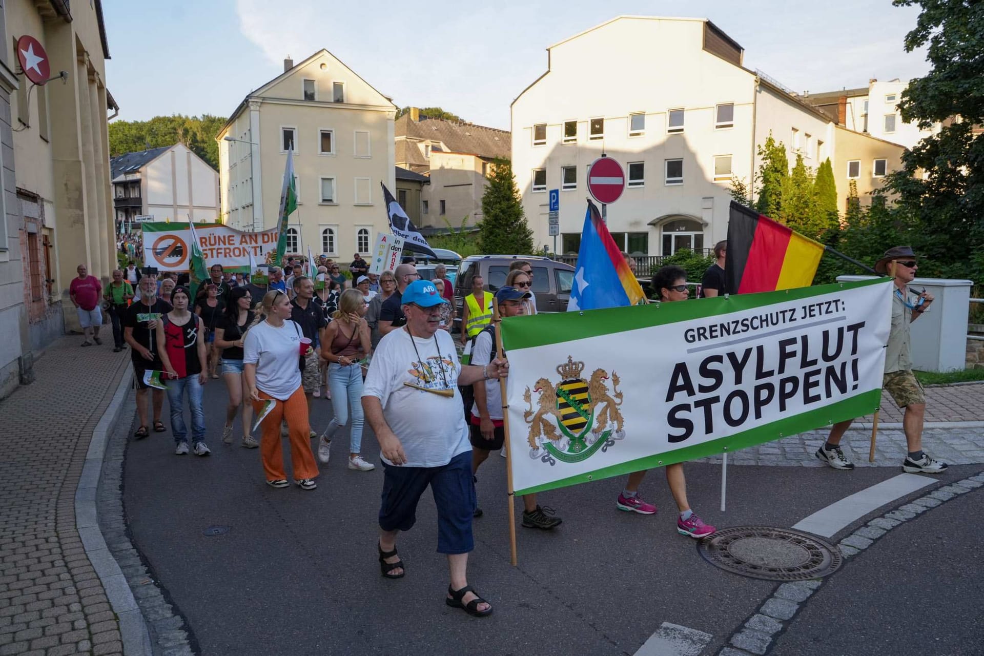 Teilnehmer der rechtsradikalen Demonstration in Sebnitz: Ende Juli war es hier zu einem Angriff auf ein Flüchtlingsheim gekommen.