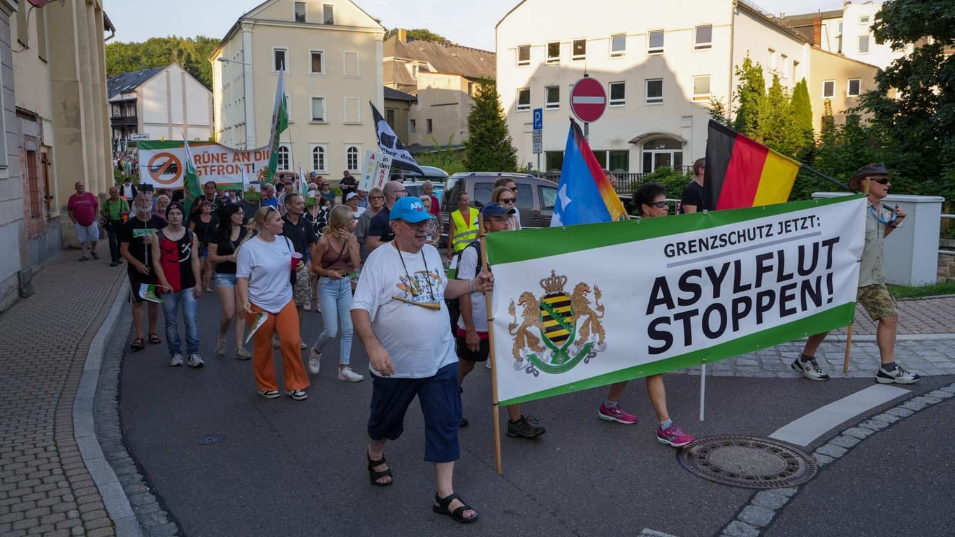 Teilnehmer der rechtsradikalen Demonstration in Sebnitz: Ende Juli war es hier zu einem Angriff auf ein Flüchtlingsheim gekommen.