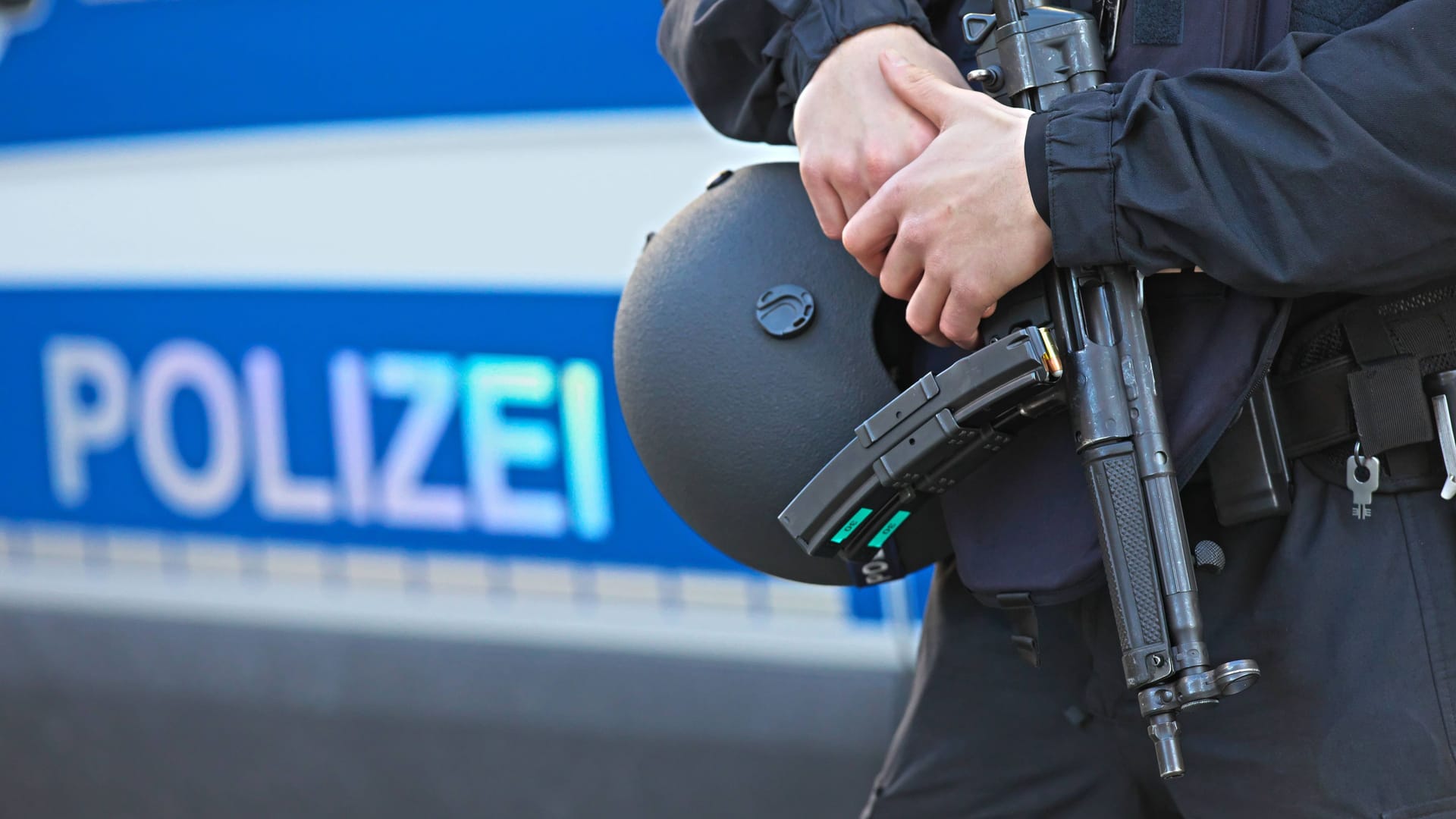 Ein Polizist ausgestattet mit einer Maschinenpistole Heckler & Koch MP5: Genau so ein Modell und zwei Magazine mit insgesamt 60 Schuss Munition ist in der Polizeidirektion Riesa abhandengekommen.