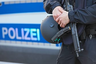 Ein Polizist ausgestattet mit einer Maschinenpistole Heckler & Koch MP5: Genau so ein Modell und zwei Magazine mit insgesamt 60 Schuss Munition ist in der Polizeidirektion Riesa abhandengekommen.