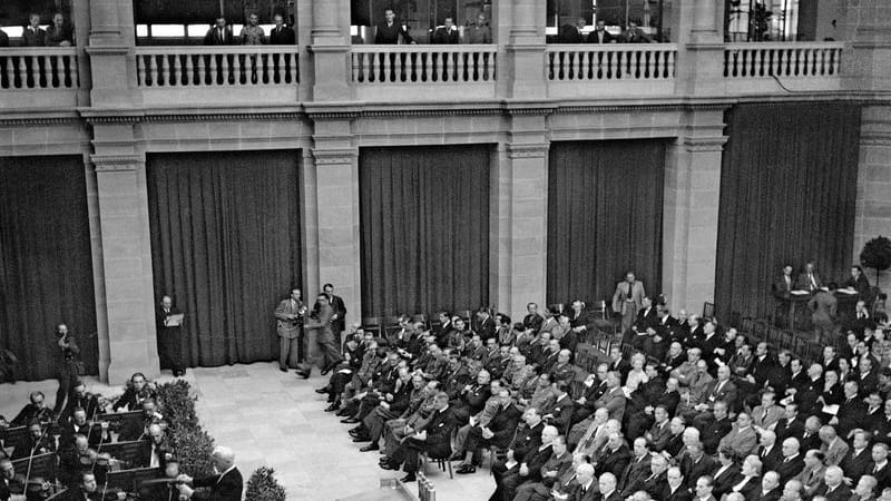 Festakt am 1. September 1948 im Museum König. Hinter dem etwas höheren Vorhang ganz rechts ist eine ausgestopfte Giraffe versteckt. Sie heißt heute liebevoll: Bundesgiraffe.