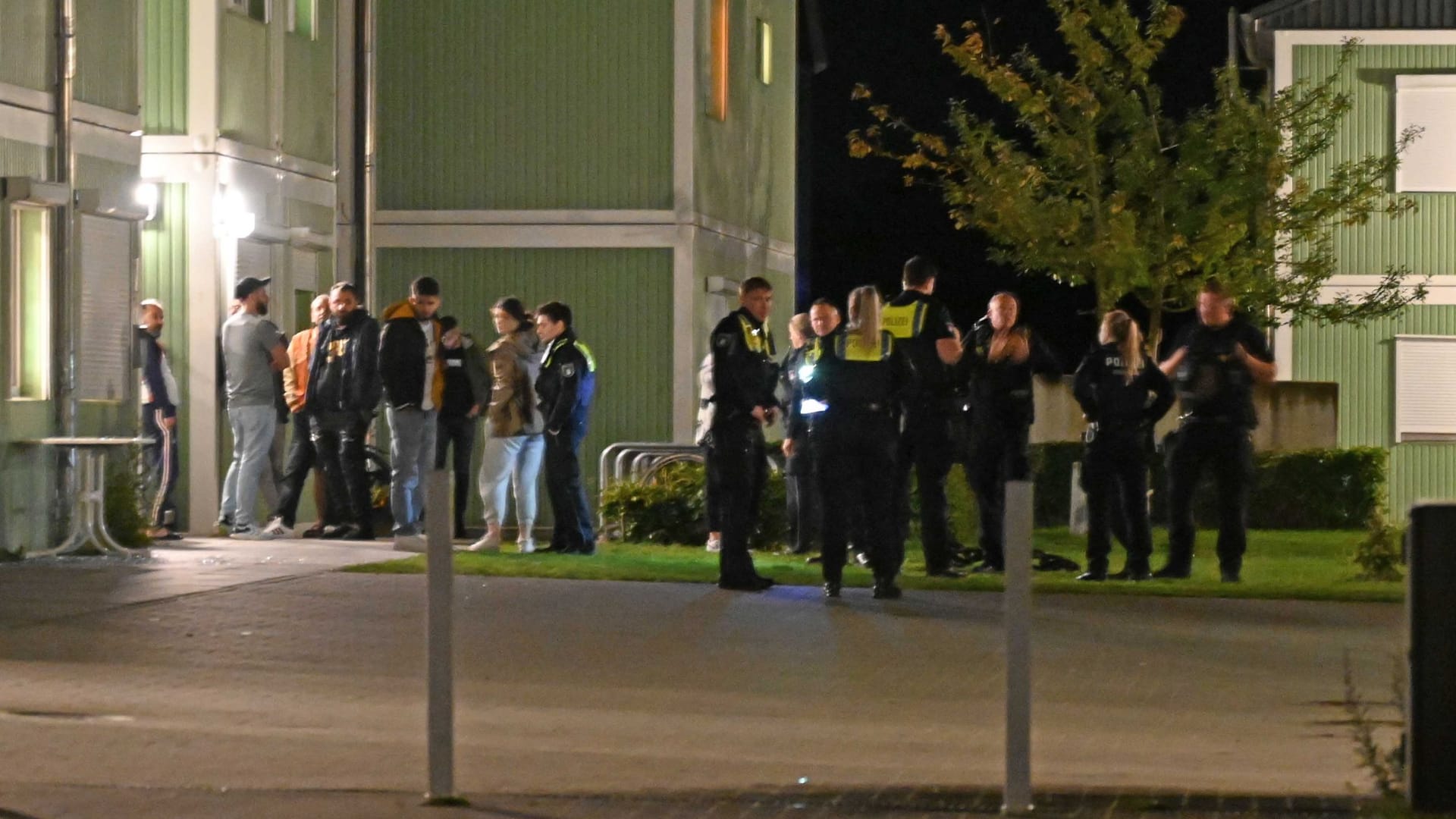 Polizeieinsatz an einer Geflüchtetenunterkunft: Es gab mehrere Verletzte.