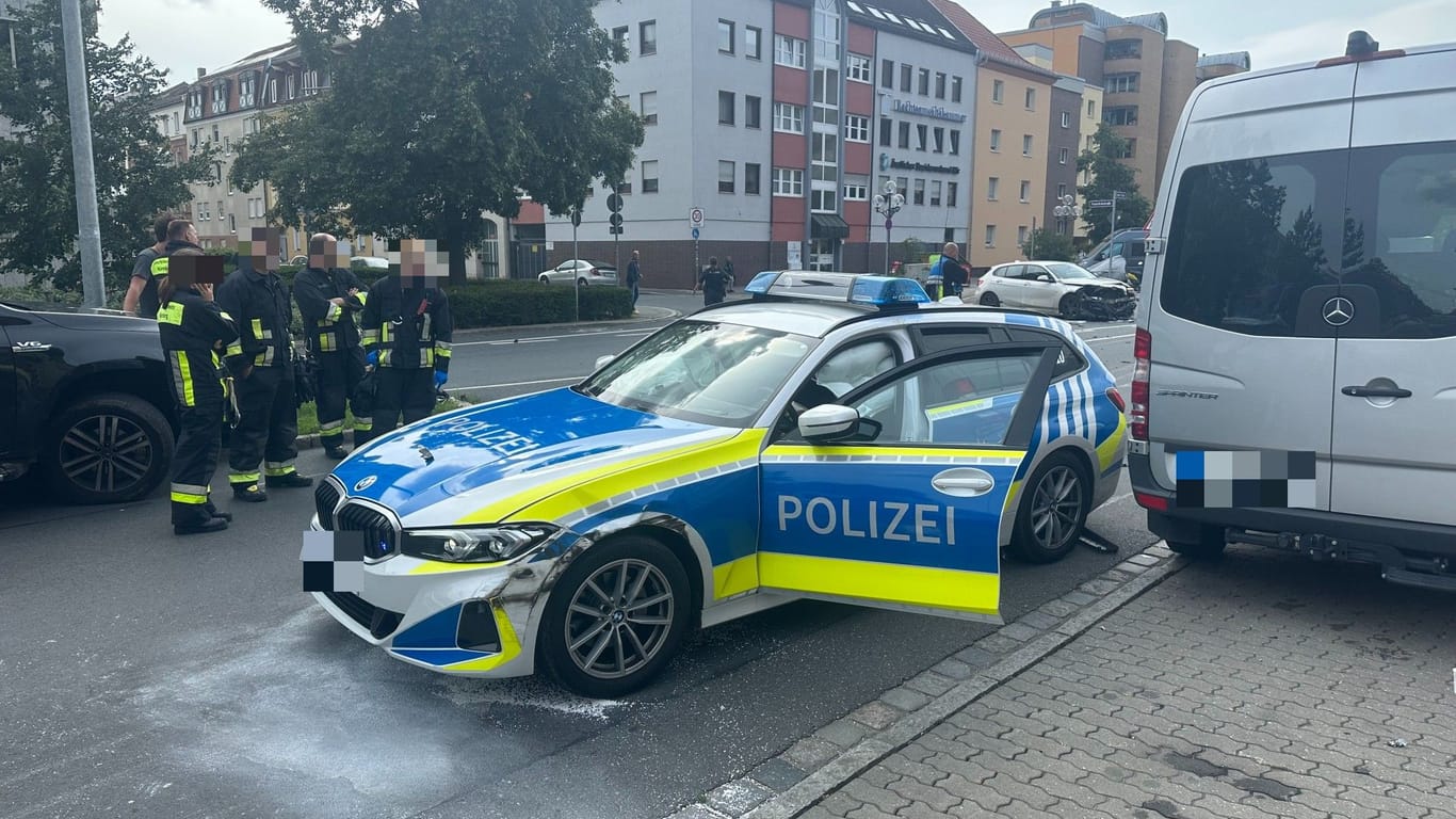 Schwerer Verkehrsunfall im Nürnberger Westen: Eine Polizisten verletzte sich bei dem Aufprall.