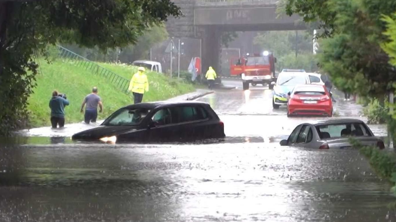 Überschwemmungen in Hamm: Die Feuerwehr musste immer wieder zu Rettungseinsätzen ausrücken.