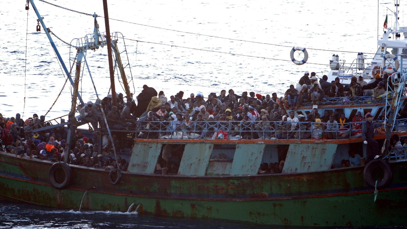 Flüchtlingsboot vor Lampedusa (Archivbild): Trotz der Gefahren wagen immer wieder Menschen die lebensbedrohliche Überfahrt.