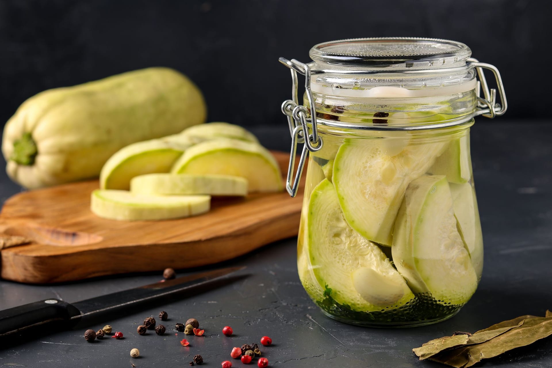 Zum Einkochen eignen sich sowohl große als auch kleine Zucchini.