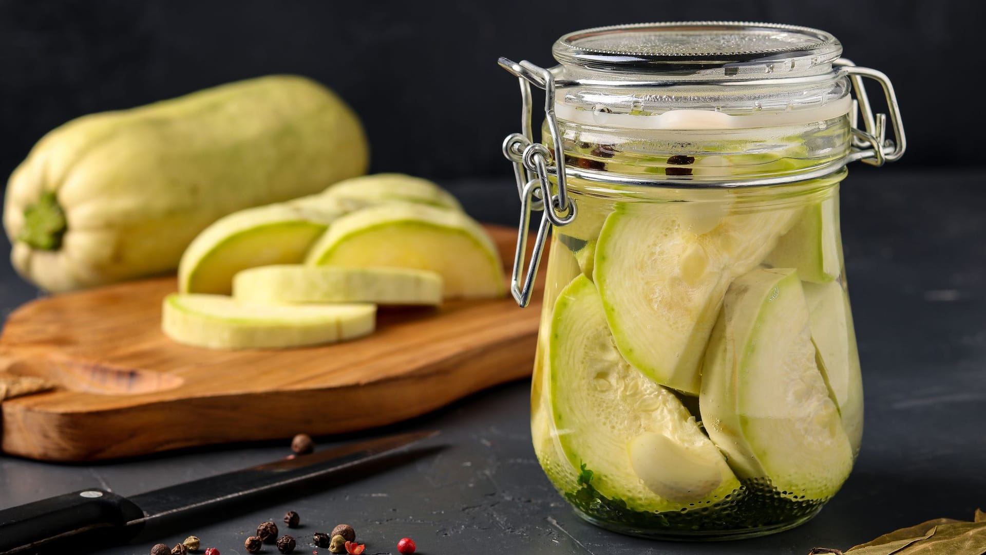 Zum Einkochen eignen sich sowohl große als auch kleine Zucchini.