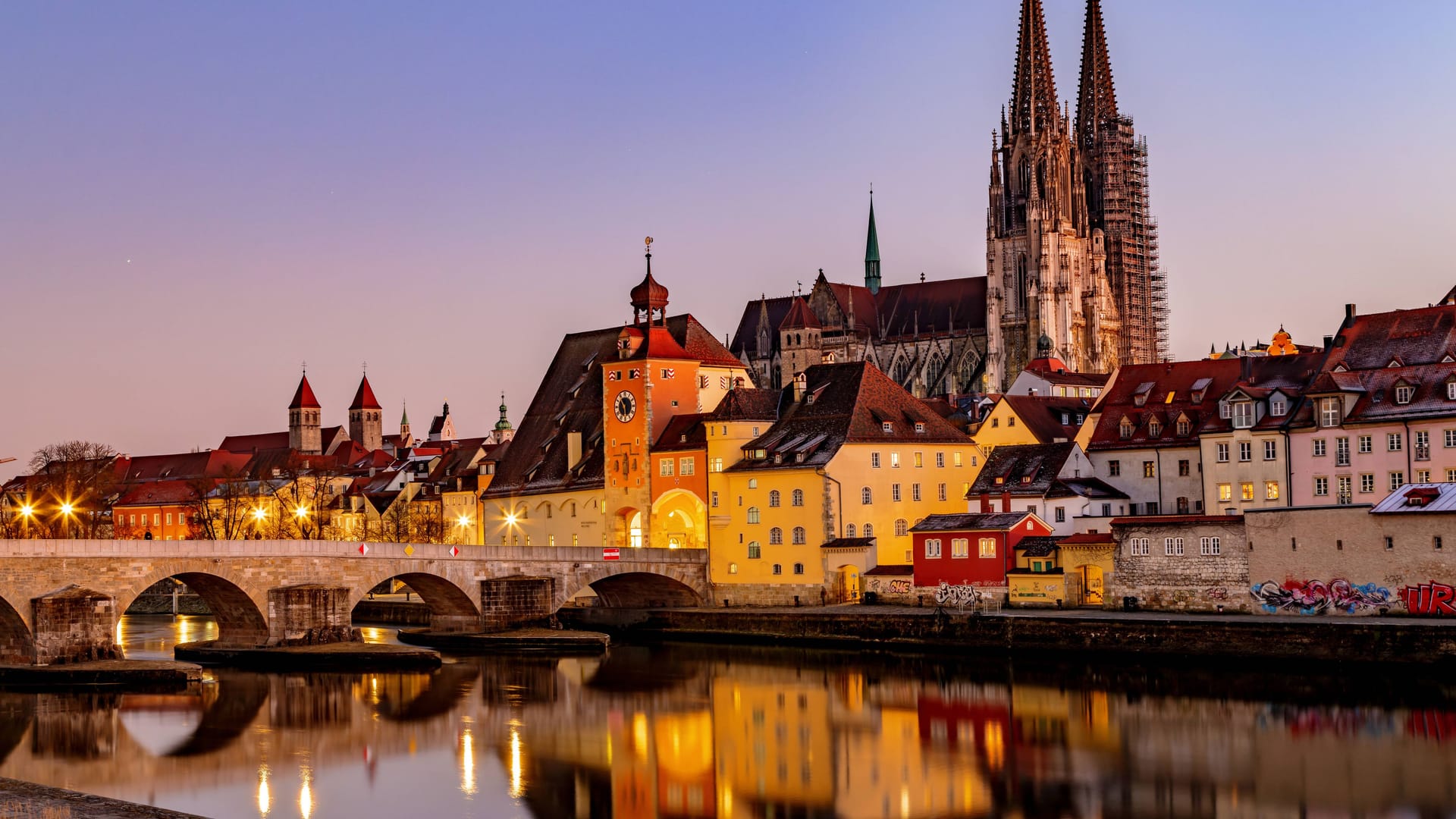 Blick auf den Regensburger Dom und die steinerne Brücke über die Donau.