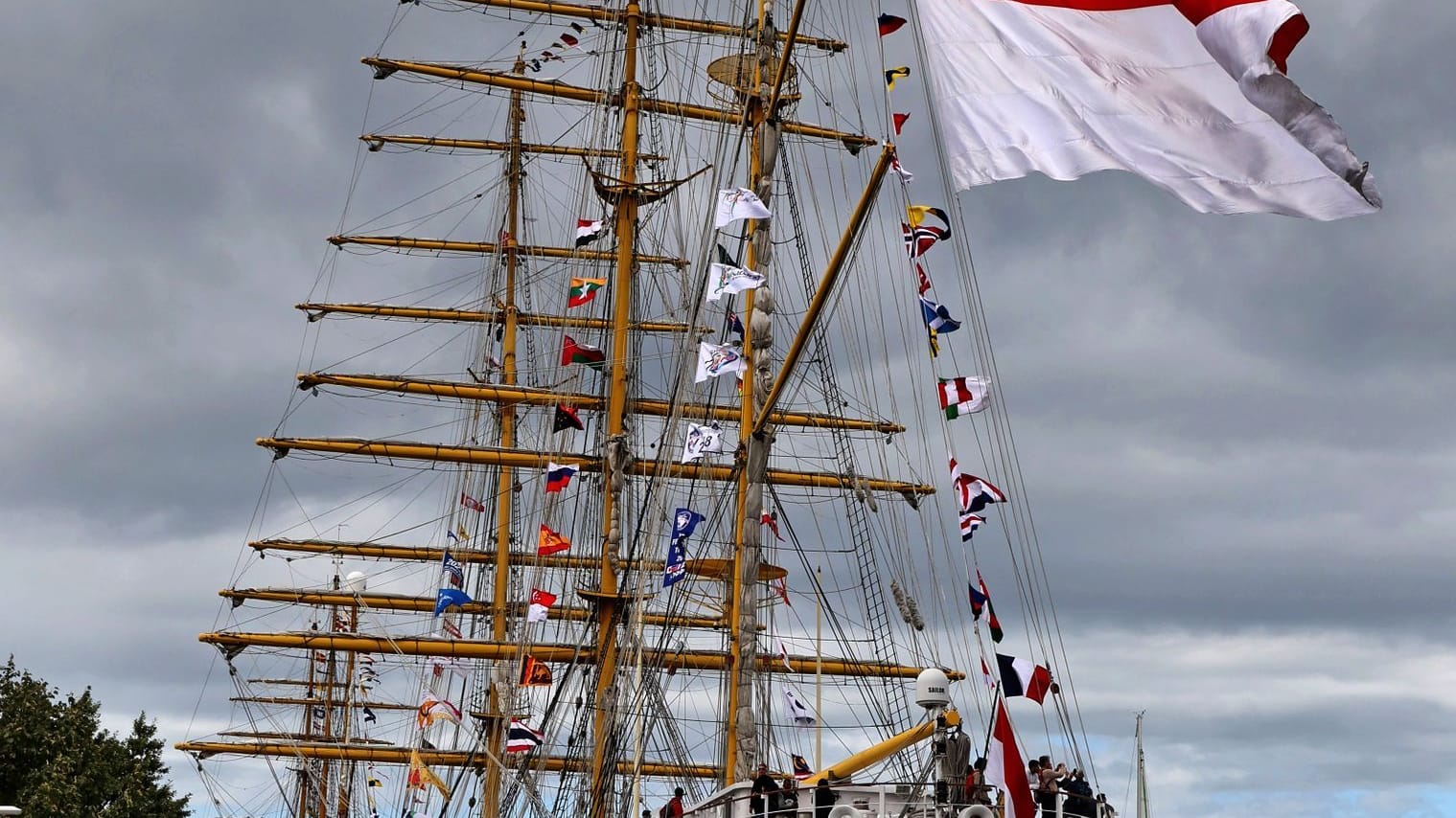 Warnemünde: Kurz vor dem offiziellen Start der 32. Hanse Sail liegt das 111 Meter lange Segelschulschiff der indonesischen Marine "Bima Suci" als größtes Sail-Schiff am Passagierkai.