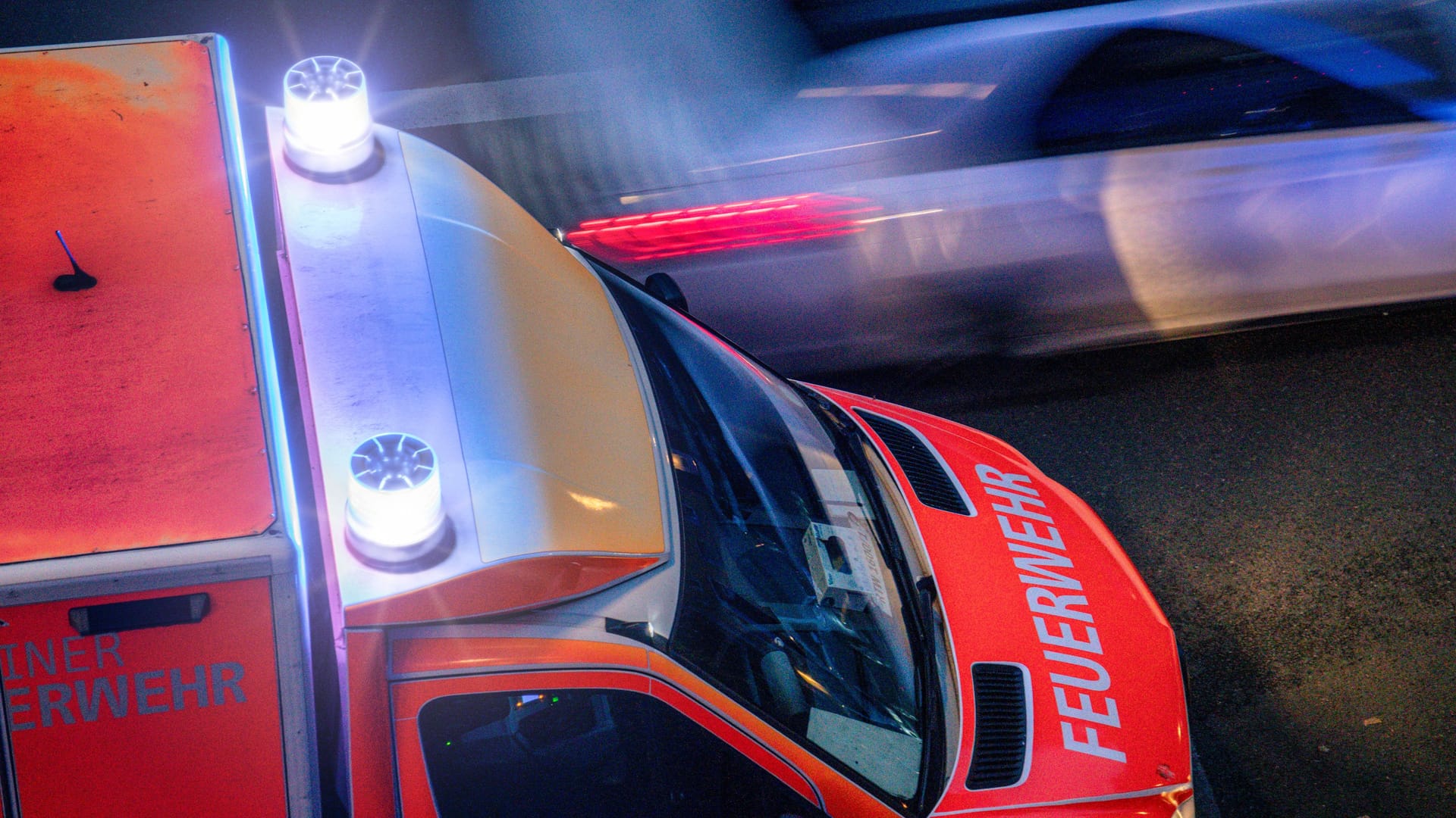Ein Notarztwagen der Feuerwehr (Archivbild): Für eine Seniorin kam jede Hilfe zu spät.