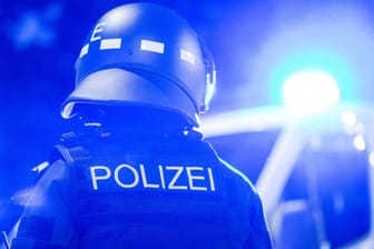Ein Polizist im Einsatz (Archivbild): In Sachsen gibt es weitere Verdachtsfälle bei den Beamten.