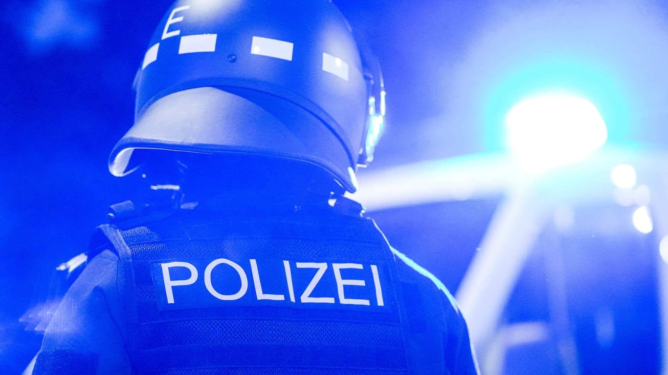 Ein Polizist im Einsatz (Archivbild): In Sachsen gibt es weitere Verdachtsfälle bei den Beamten.