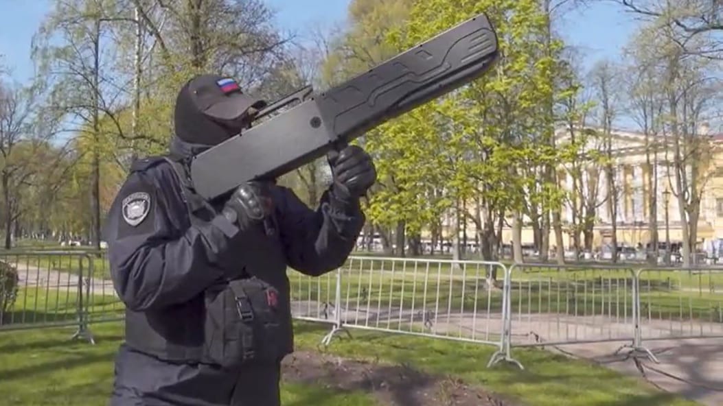 Russischer Polizist mit Anti-Drohnen-Kanone: "Dann sind Probleme mit der Manneskraft so gut wie sicher."