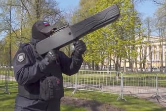 Russischer Polizist mit Anti-Drohnen-Kanone: "Dann sind Probleme mit der Manneskraft so gut wie sicher."