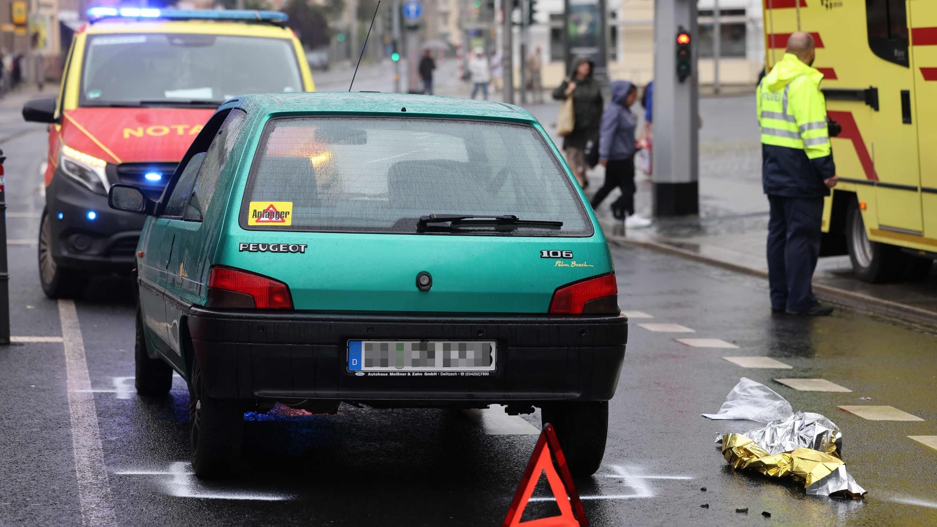 Gegen 12:55 Uhr kam es in unmittelbarer Nähe des Programmkinos Ost zu einem Zusammenstoß zwischen einem Auto und einer Fußgängerin. Gegen 12:55 Uhr kam es in unmittelbarer Nähe des Programmkinos Ost zu einem Zusammenstoß zwischen einem Auto und einer Fußgängerin.