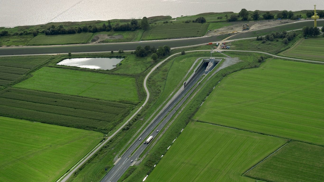Der Wesertunnel aus der Luft (Archivfoto): Täglich fahren etwa 16.000 Fahrzeuge durch das Bauwerk.