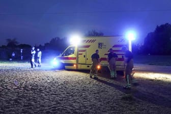 Der Rettungswagen steckt im Sand fest: Der Patient musste in ein anderes Fahrzeug gebracht werden