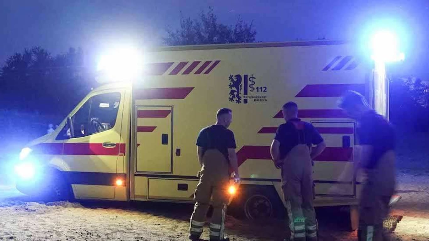 Der Rettungswagen steckt im Sand fest: Der Patient musste in ein anderes Fahrzeug gebracht werden