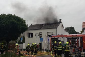 In Sankt Augustin brennt eine Wohnung: Viele Personen sollen verletzt worden sein.