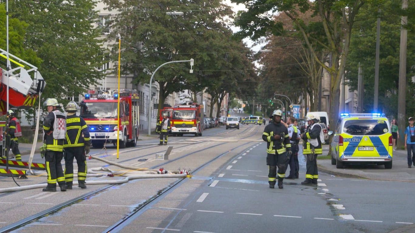 Einsatzkräfte der Dortmunder Feuerwehr: Im ehemaligen Versorgungsamt hatte es gebrannt.