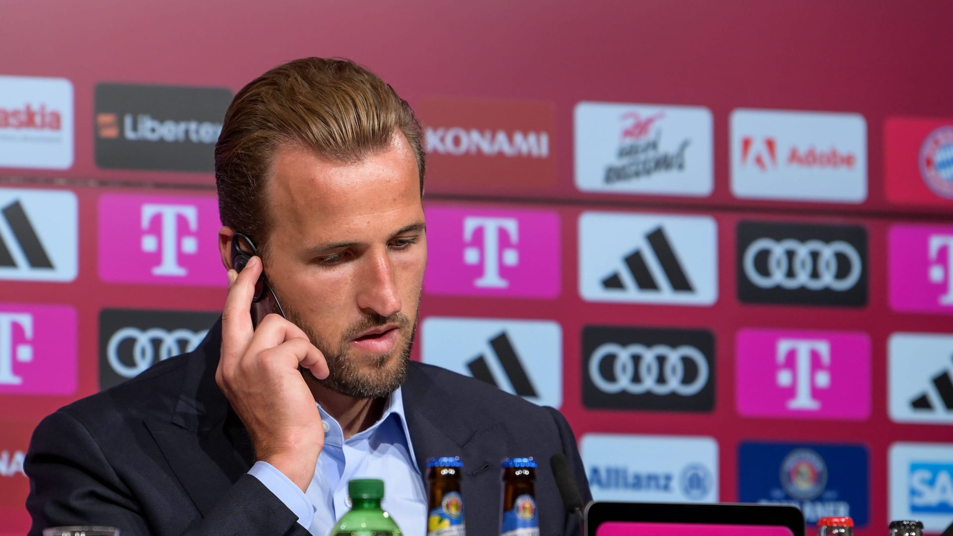 Knopf im Ohr: Harry Kane stellt sich den Fragen der Reporter.