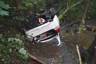 Das Auto des 36-Jährigen landete kopfüber in einem Teich.