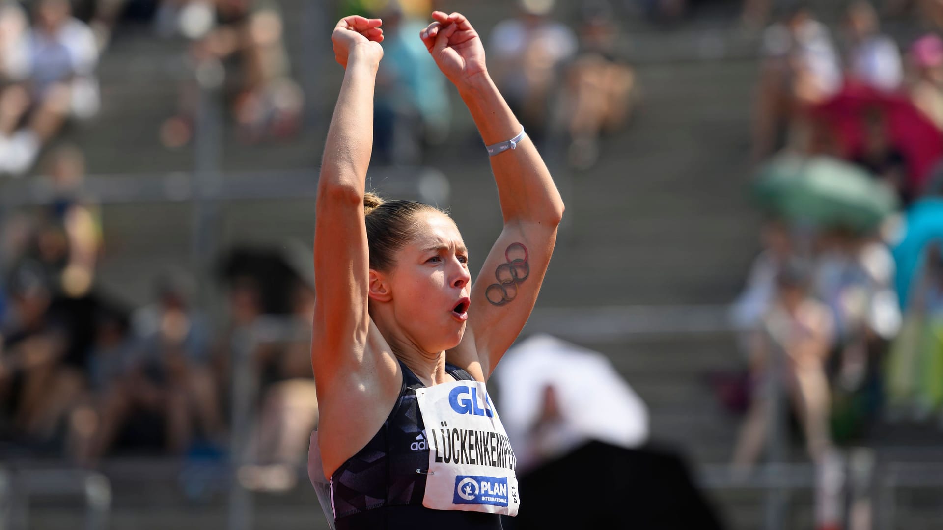 Gina Lückenkemper bei den Deutschen Meisterschaften: Ihr Tattoo mit den olympischen Ringen hat sie am Arm.