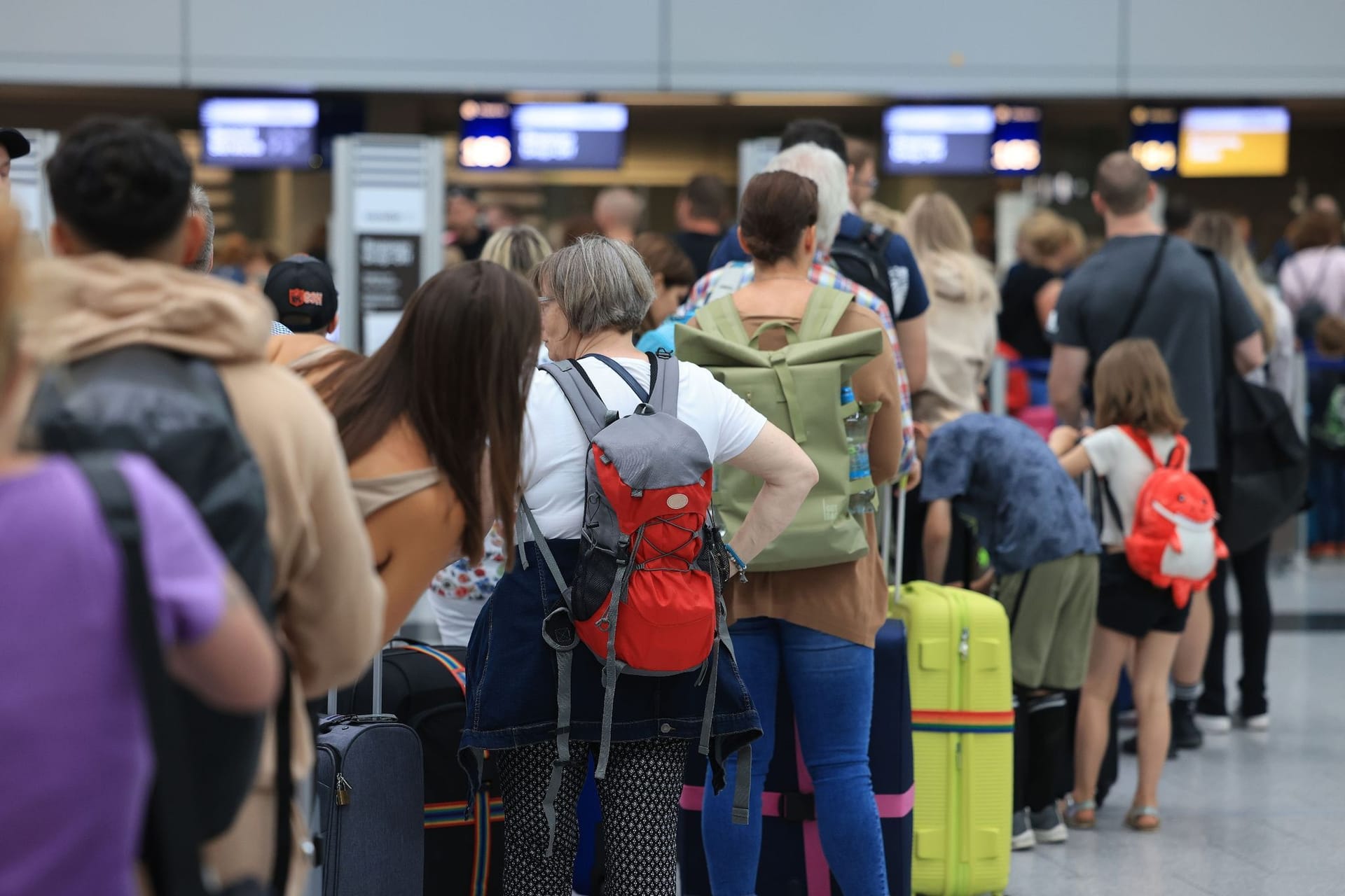 Reisende am Flughafen Düsseldorf