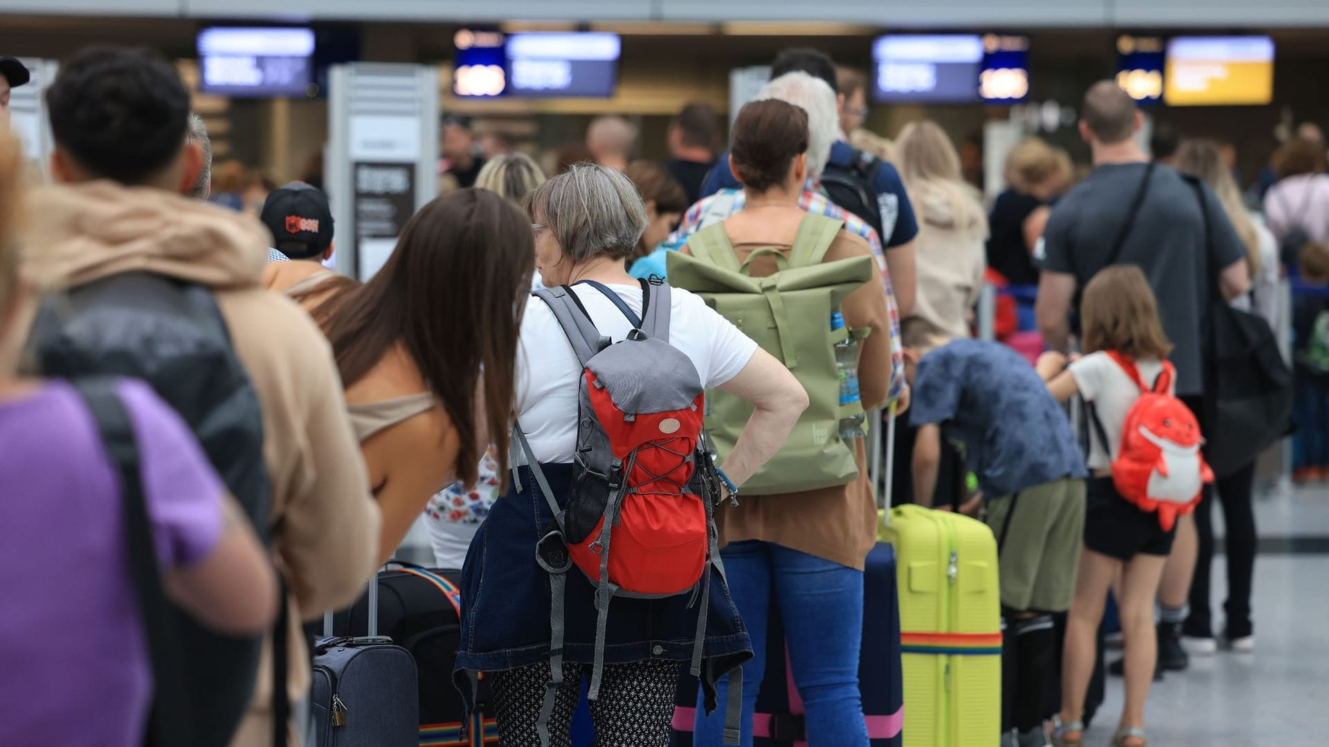 Reisende am Flughafen Düsseldorf