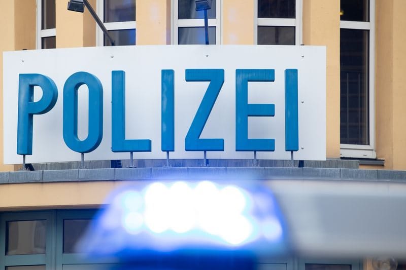 Ein Einsatzwagen der Polizei steht vor einer Dienststelle (Symbolbild): Die Polizei in NRW wird künftig mit Notfallsets ausgestattet.