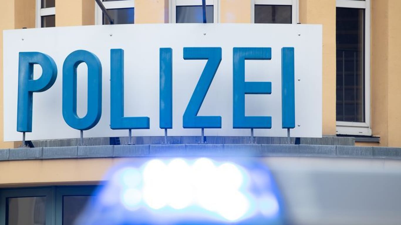 Ein Einsatzwagen der Polizei steht vor einer Dienststelle (Symbolbild): Die Polizei in NRW wird künftig mit Notfallsets ausgestattet.