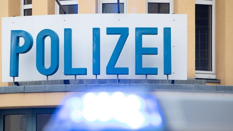 Ein Einsatzwagen der Polizei steht vor einer Dienststelle (Symbolbild): Die Polizei in NRW wird künftig mit Notfallsets ausgestattet.