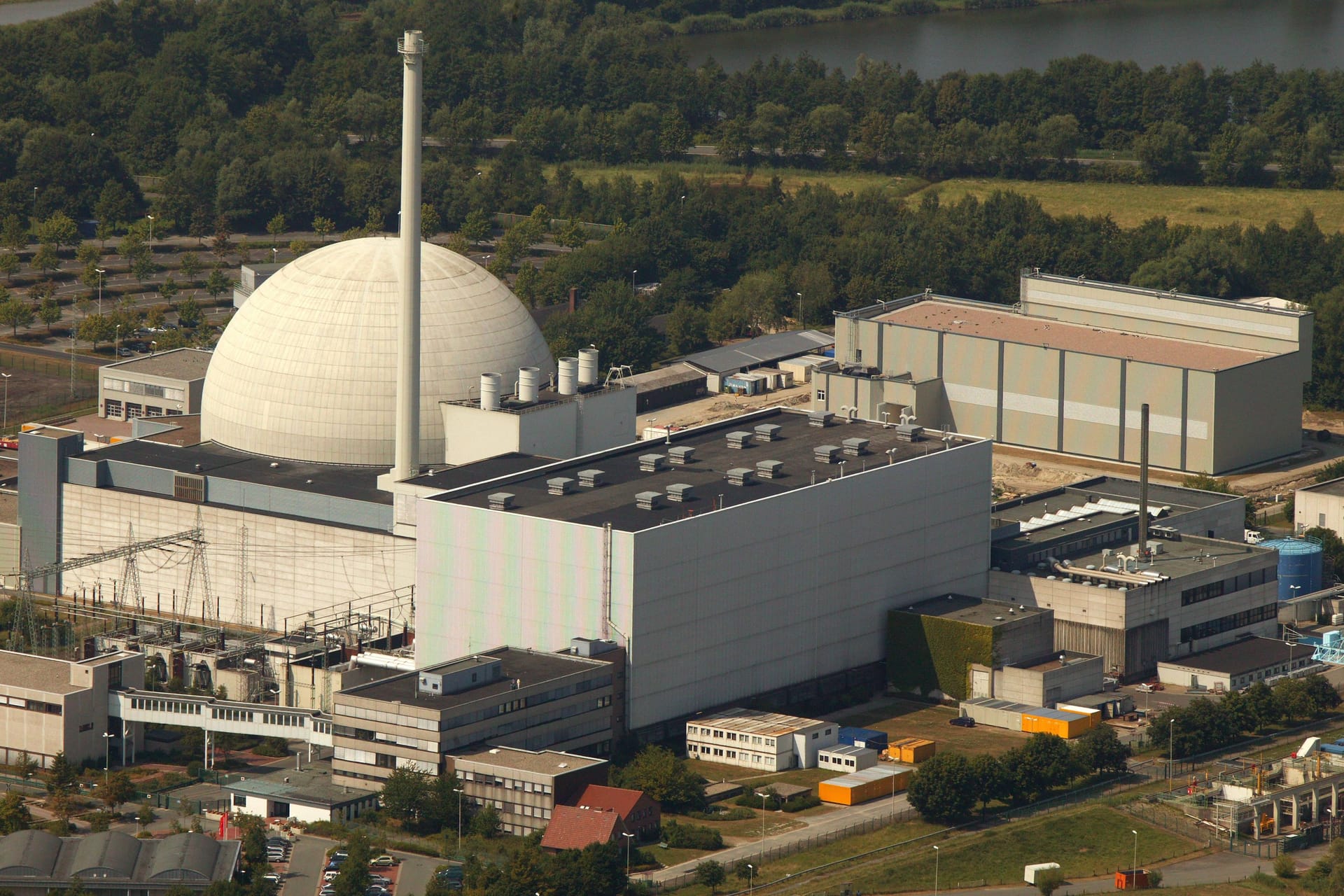 Blick auf das Kernkraftwerk Unterweser im niedersächsischen Landkreis Wesermarsch (Archivfoto): Der Betrieb wurde 2011 eingestellt.