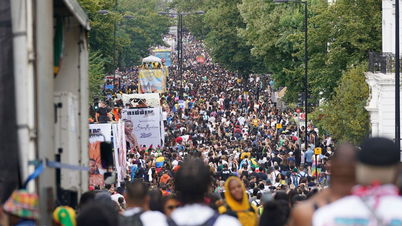 Menschenmengen bei der Parade der Kinder und Jugendlichen am Sonntag: Insgesamt besuchten rund zwei Millionen Menschen den Carnival in diesem Jahr.